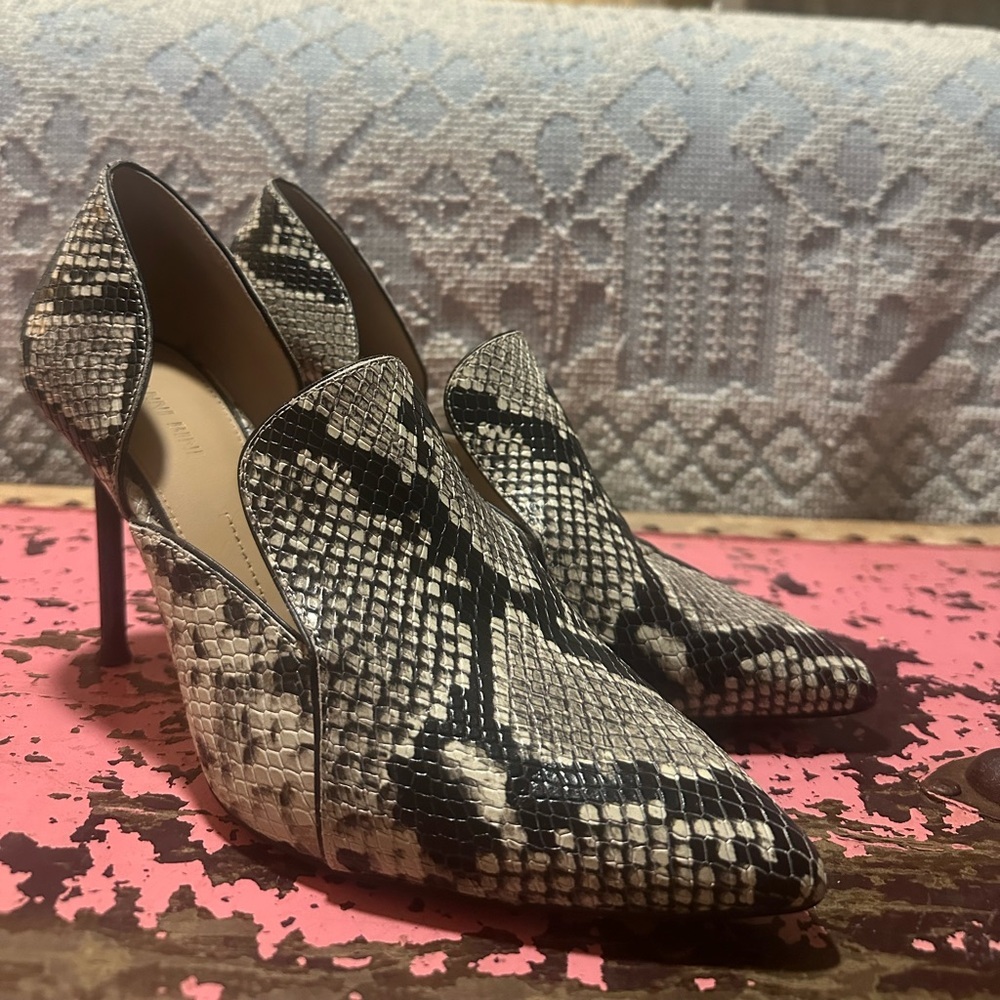 VINCE CAMUTO Snakeskin Women's cut out Heels Sz 9 - Picture 2 of 9